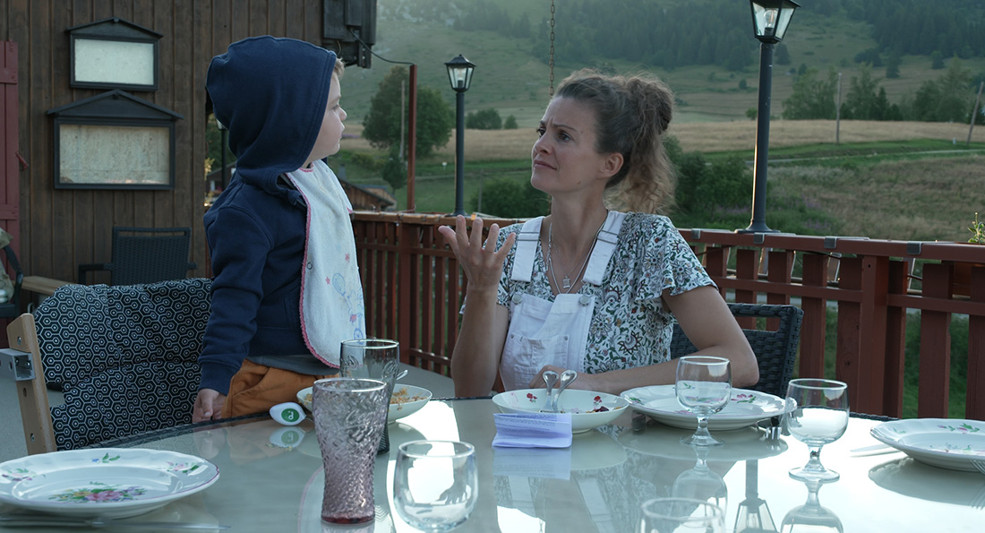 Elle entend pas la moto